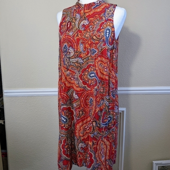 Scarlet Sleeveless Dress with Pockets - Picture 9 of 9